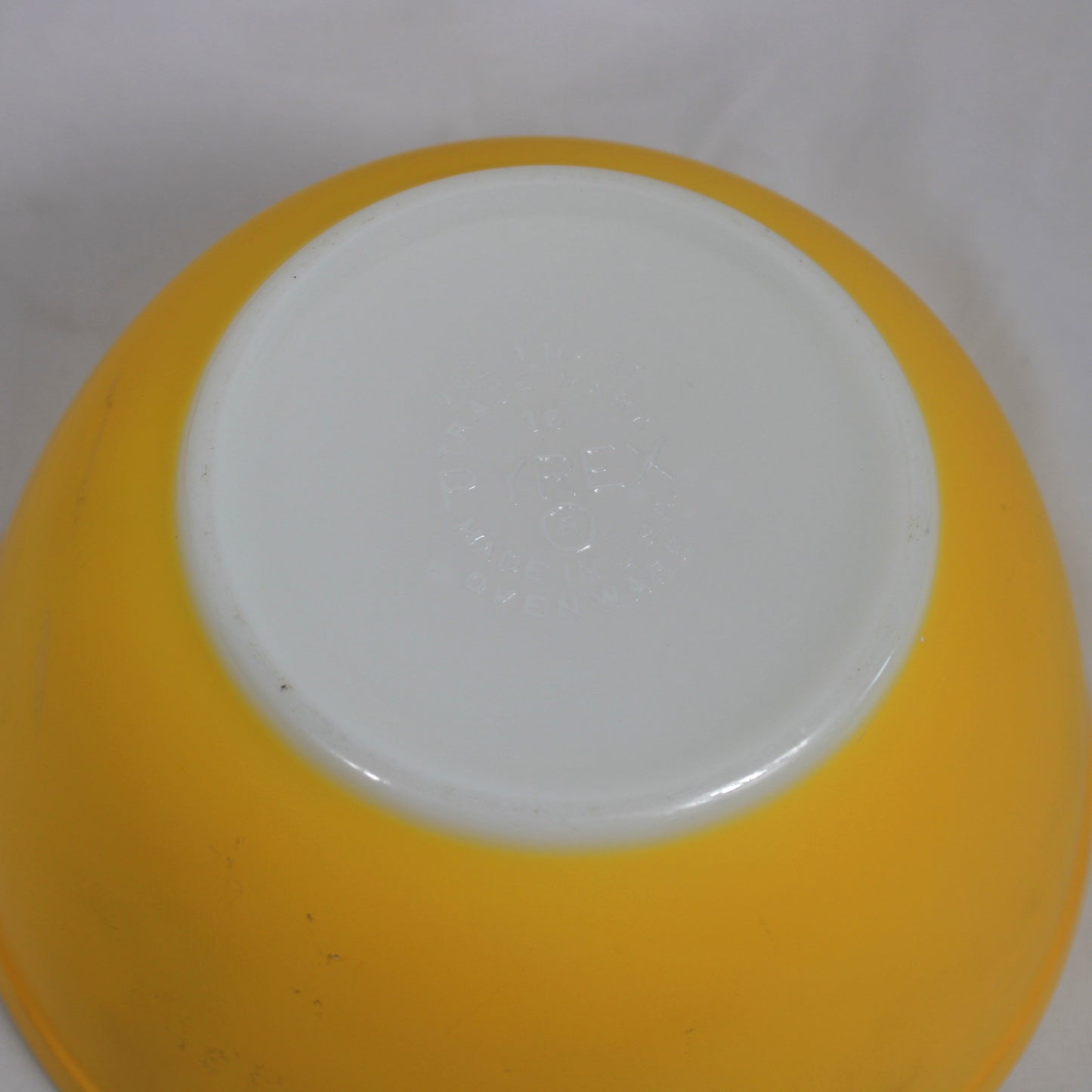 Pyrex Friendship Pattern Nesting Mixing Bowl Set of 3, 401 402 403