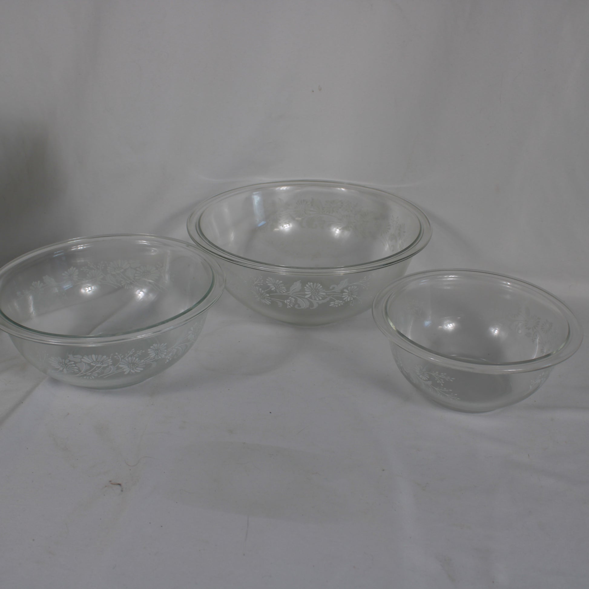 Pyrex White Lace Glass Nesting Bowl Set (3-Piece, In Box)