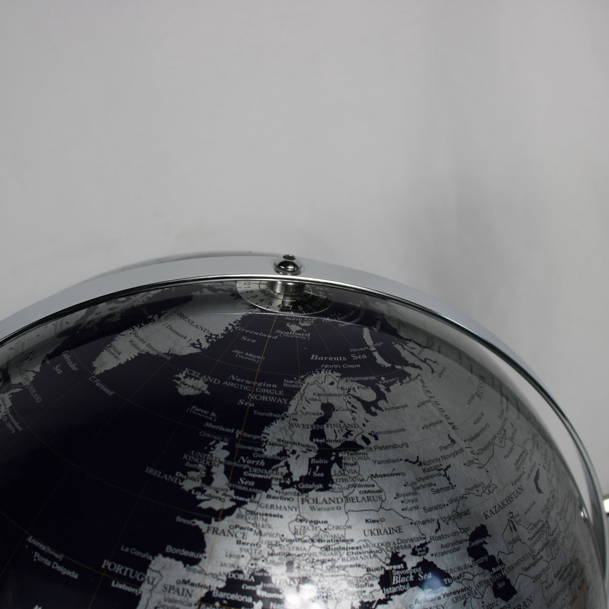 Modern Black and Silver Desktop World Globe – Chrome Full Meridian Stand