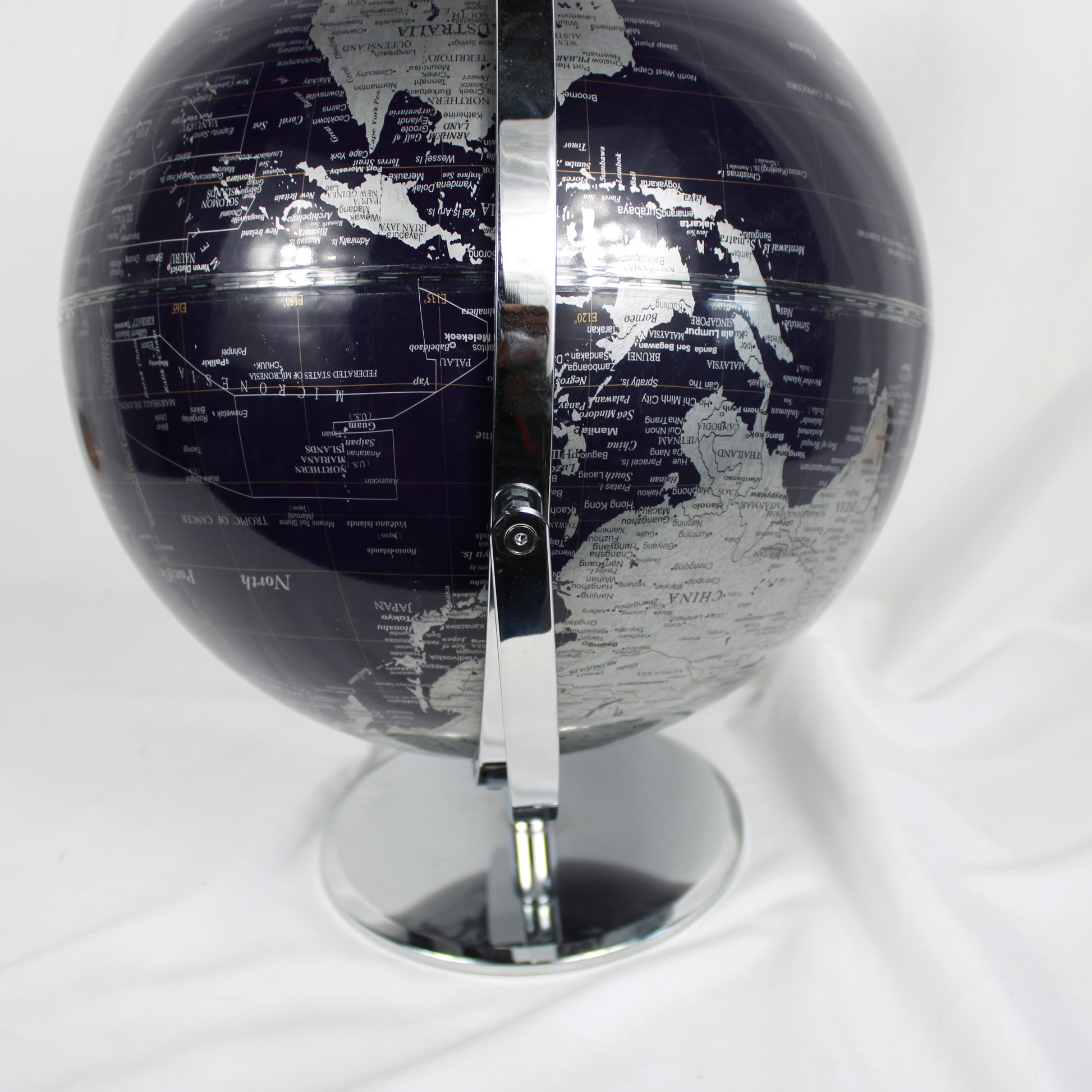Modern Black and Silver Desktop World Globe – Chrome Full Meridian Stand