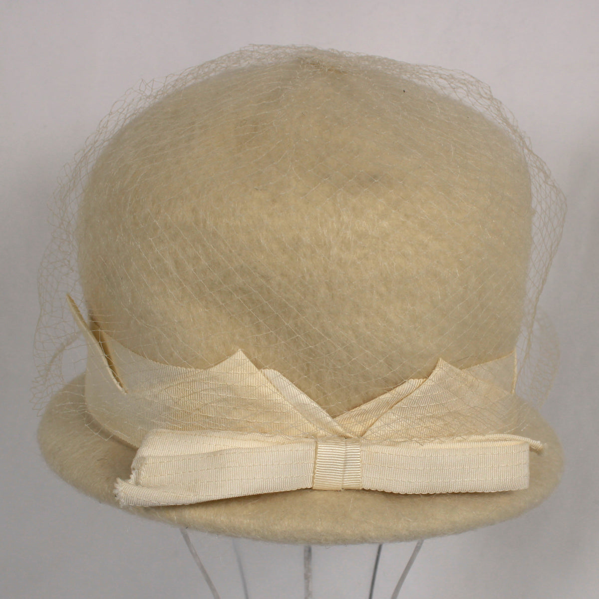 Cream Wool Felt Cloche Hat – 1960s Union Made Pillbox with Net Veiling & Bow