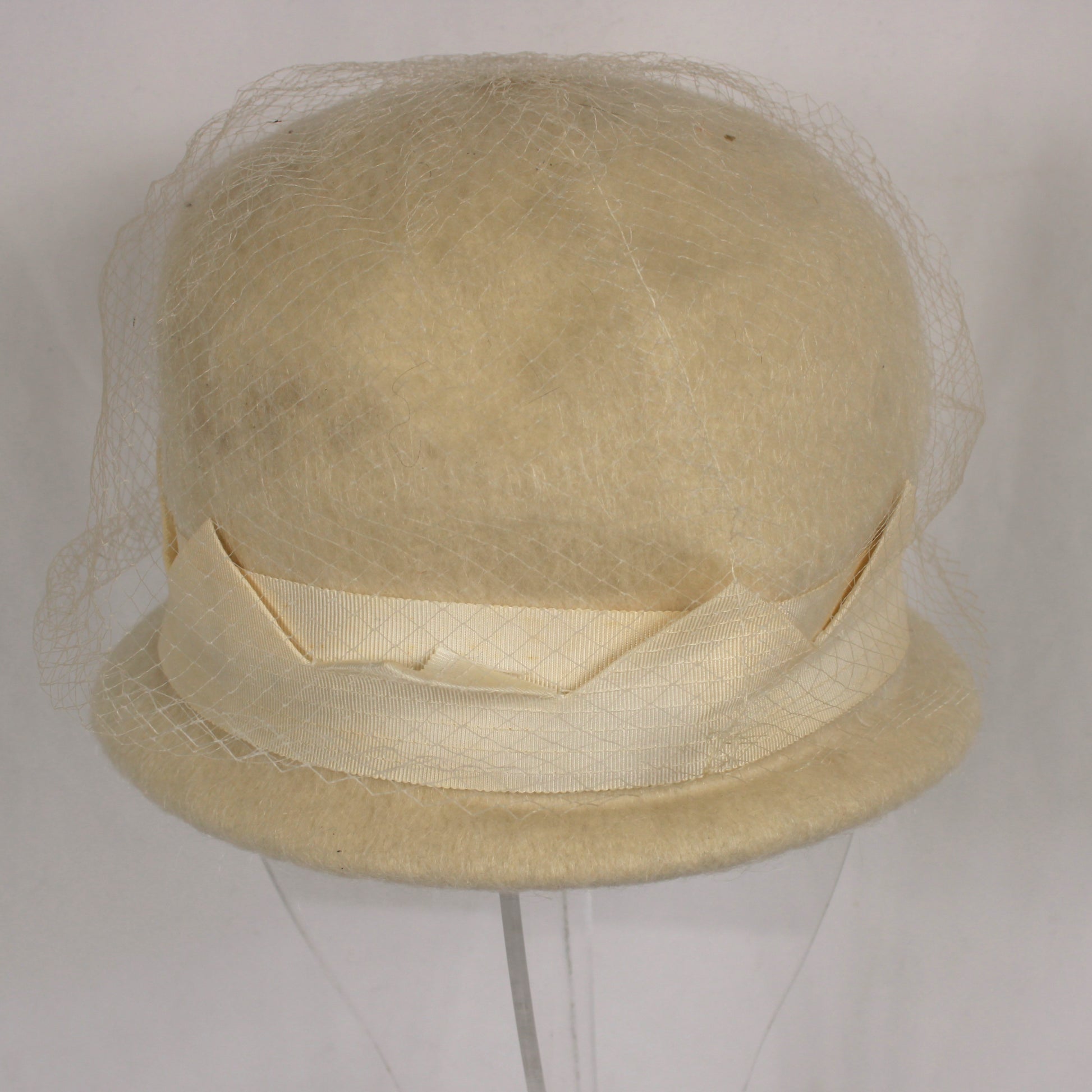 Cream Wool Felt Cloche Hat – 1960s Union Made Pillbox with Net Veiling & Bow
