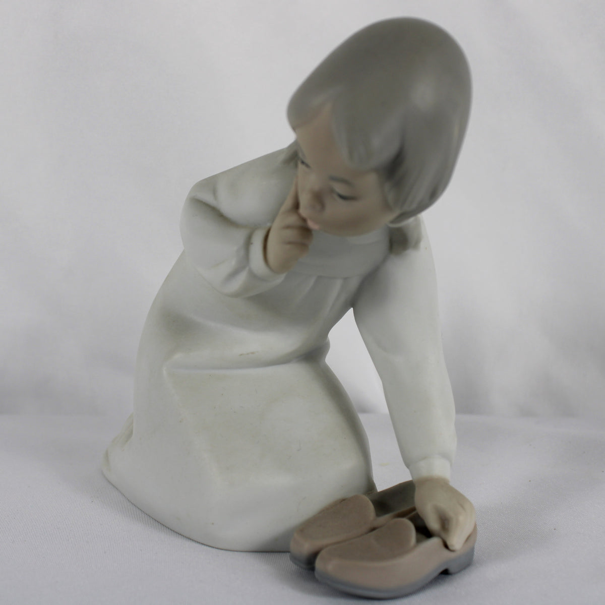 Lladró Retired Porcelain Figurine Girl Kneeling with Slippers 4523