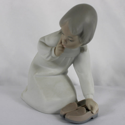 Lladró Retired Porcelain Figurine Girl Kneeling with Slippers 4523