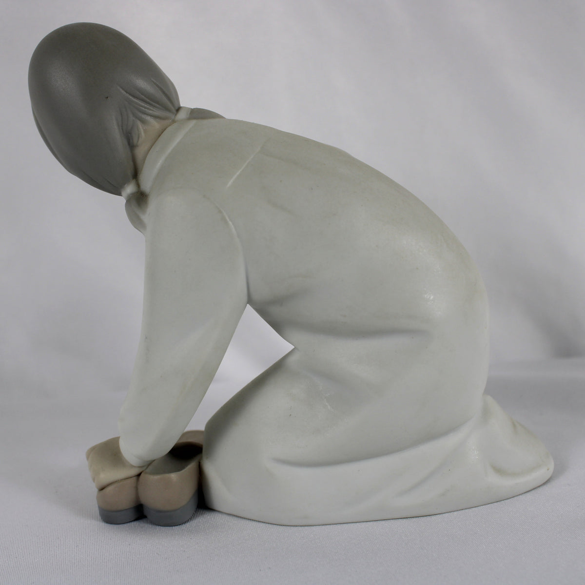 Lladró Retired Porcelain Figurine Girl Kneeling with Slippers 4523
