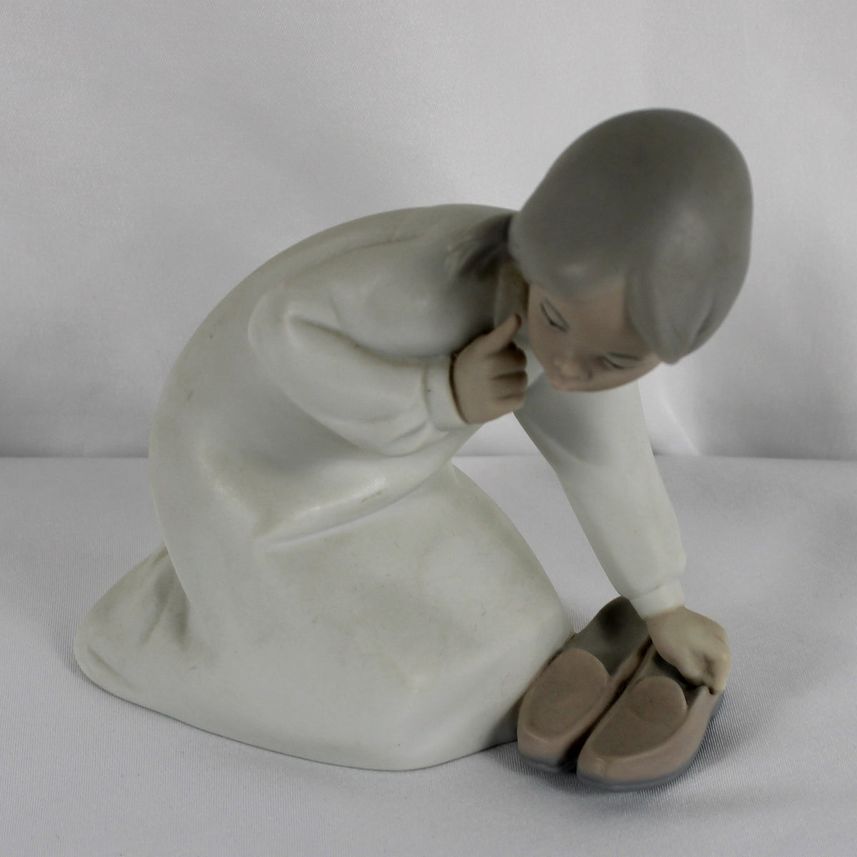 Lladró Retired Porcelain Figurine Girl Kneeling with Slippers 4523