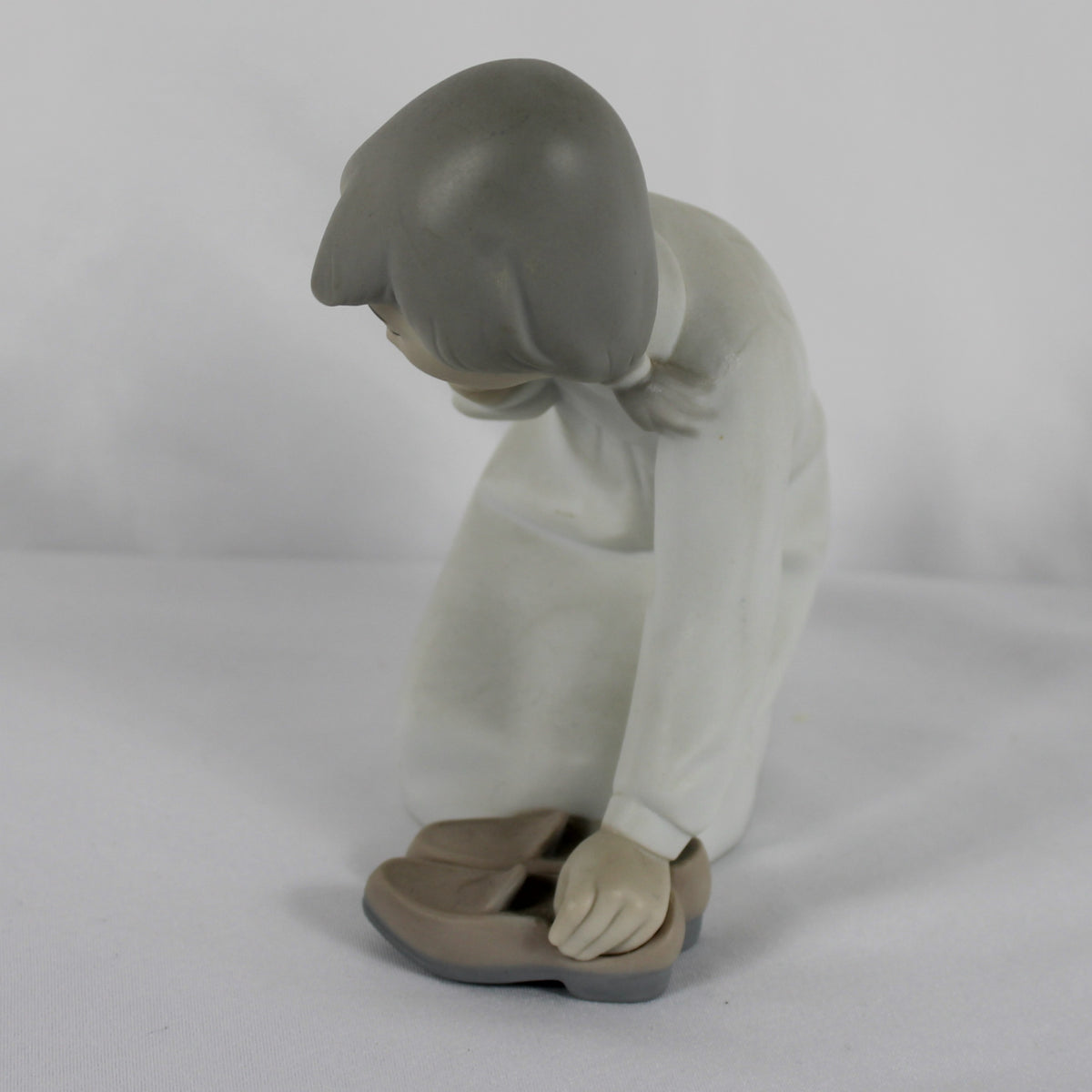 Lladró Retired Porcelain Figurine Girl Kneeling with Slippers 4523