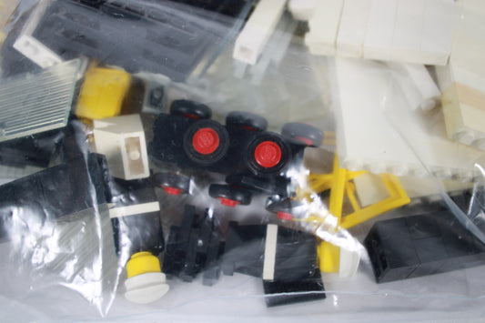 LEGO Legoland Vintage Police Headquarters Set 370 Parts and Baseplate (1976)