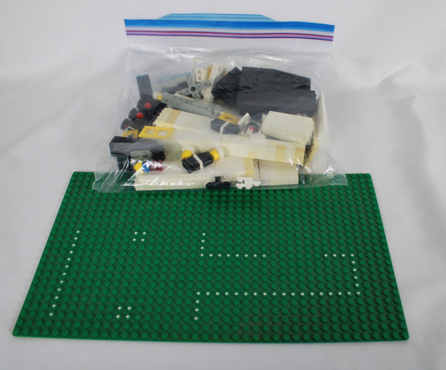 LEGO Legoland Vintage Police Headquarters Set 370 Parts and Baseplate (1976)